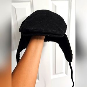 Ear flap black hat. Size L/XL